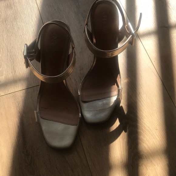 Heels - Picture 4 of 4